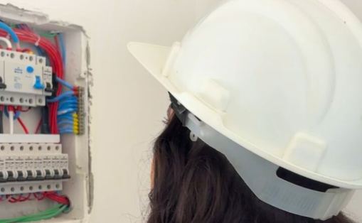 Quadro de distribuição elétrica em obra no litoral de Navegantes SC, com componentes protegidos contra corrosão e umidade do ambiente salino.